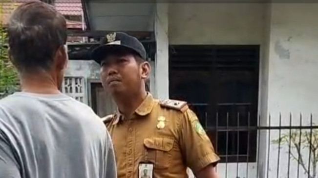 Debat Lurah Perintis dan seorang warga. [Dok. Pribadi]